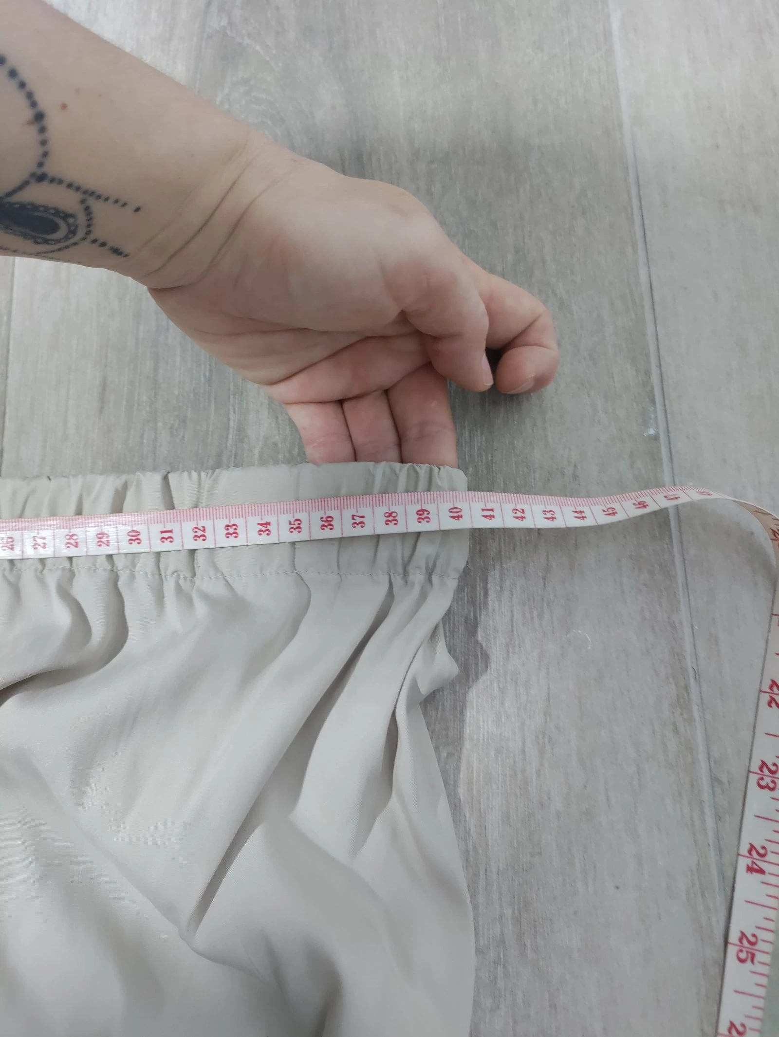 Falda Zara Basic beige con botones y vuelo - Talla XS – photo 12